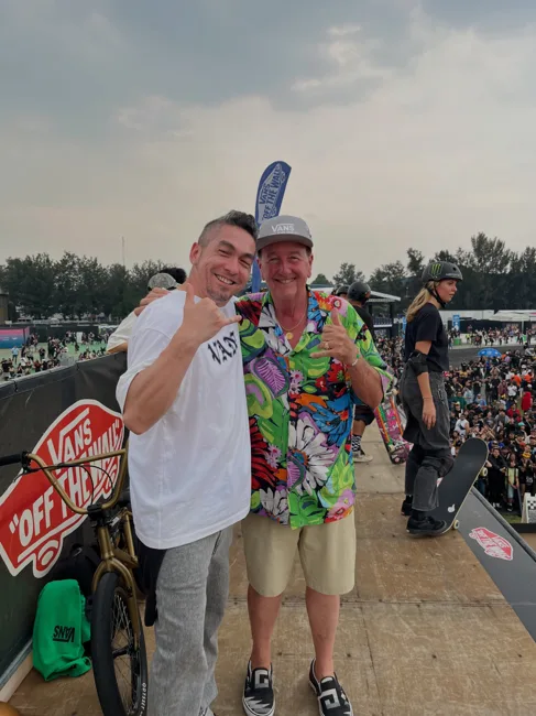 Jonathan junto a Steve Van Doren en el Warped Tour México